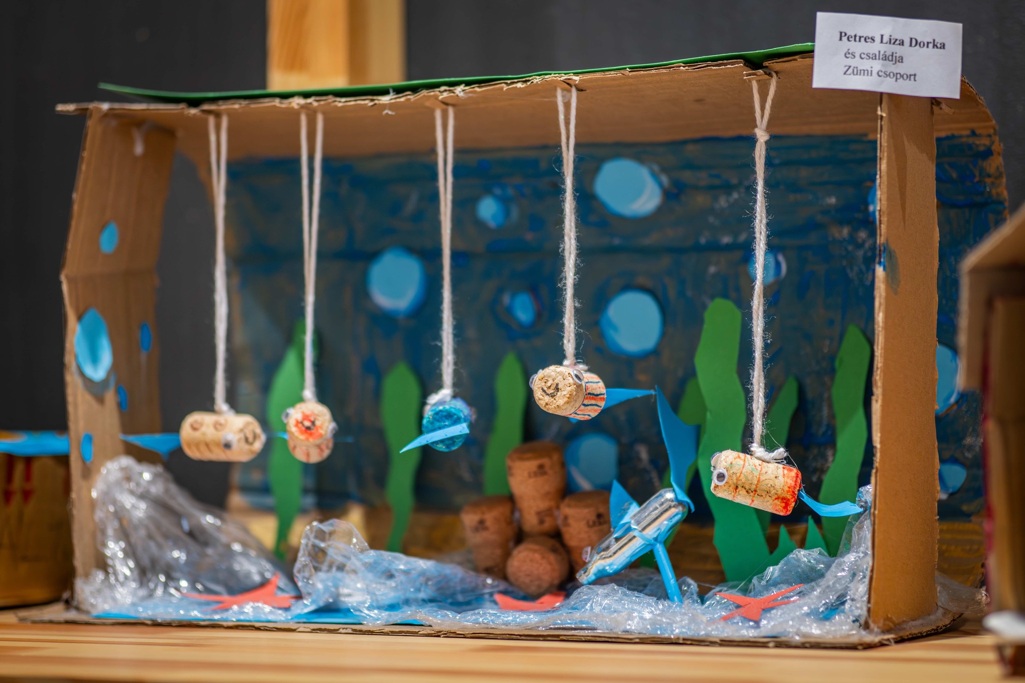 „Készíts újrahasznosítható anyagból bármilyen állatot!” - újabb kiállítás nyílt a HTK Tanuló Galériájában