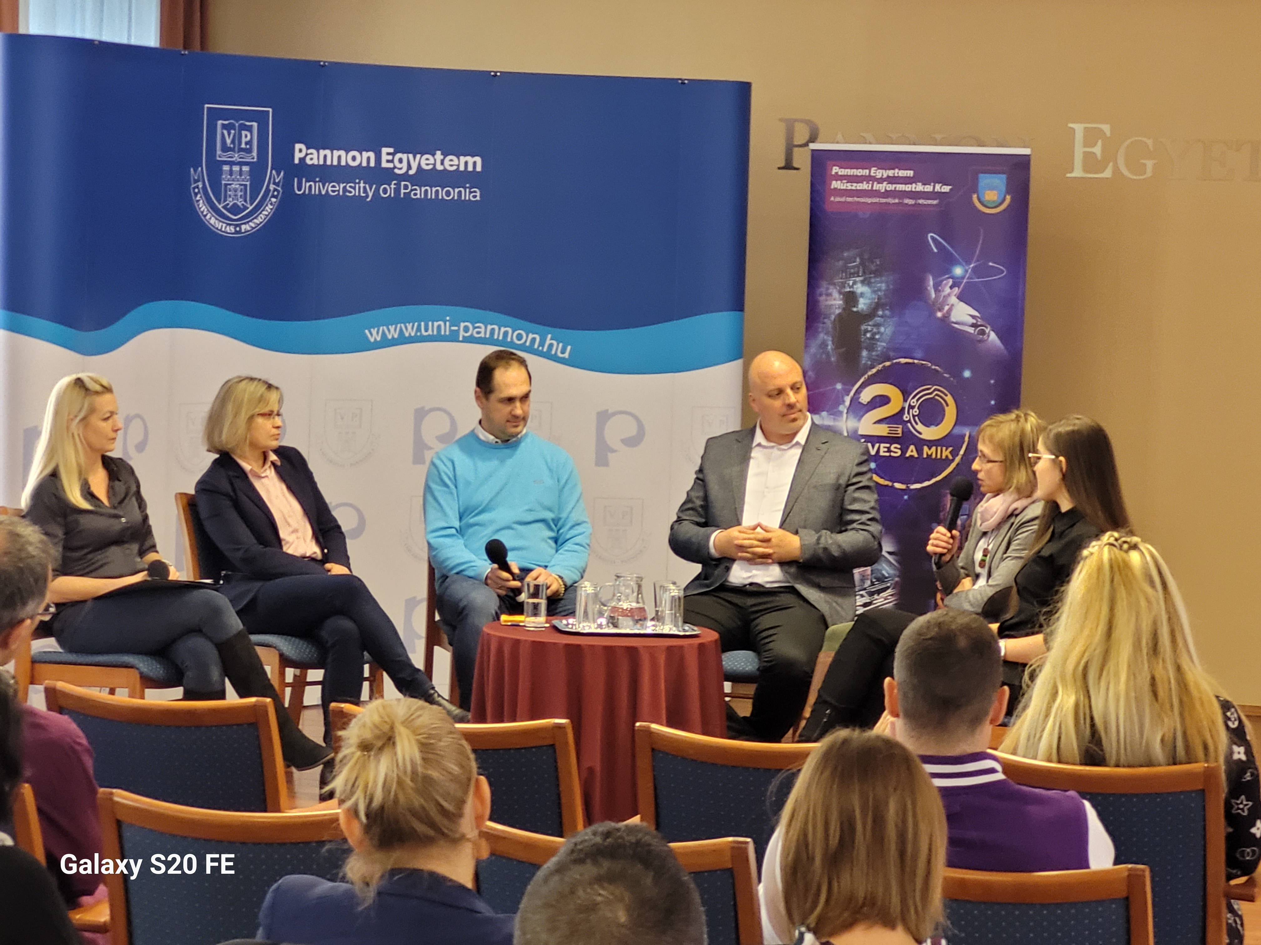 Digitális világról beszélgettek az Egyetem Konferencia termében