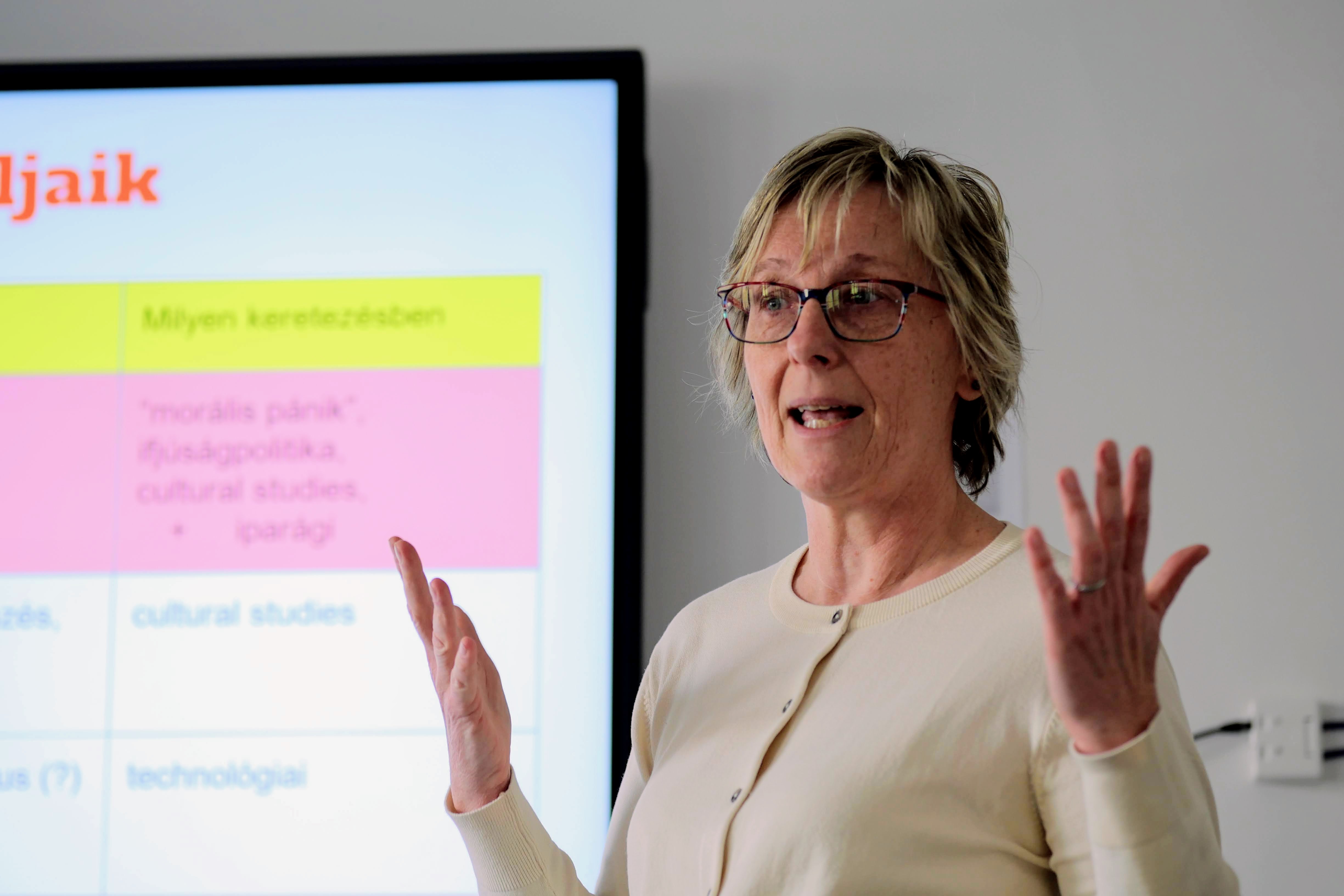 Hogyan kutassunk a közösségi médiában? – Glózer Rita tartott előadást a kommunikáció- és médiatudomány szakon